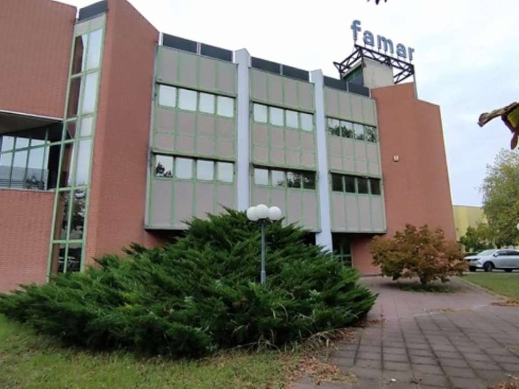 negozio in vendita ad Alessandria in zona Casalbagliano