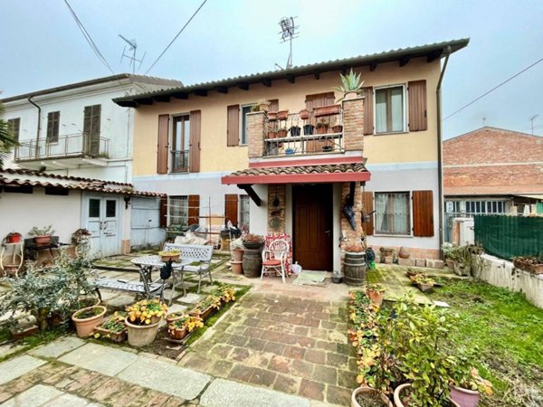 casa indipendente in vendita ad Alessandria in zona Casalbagliano