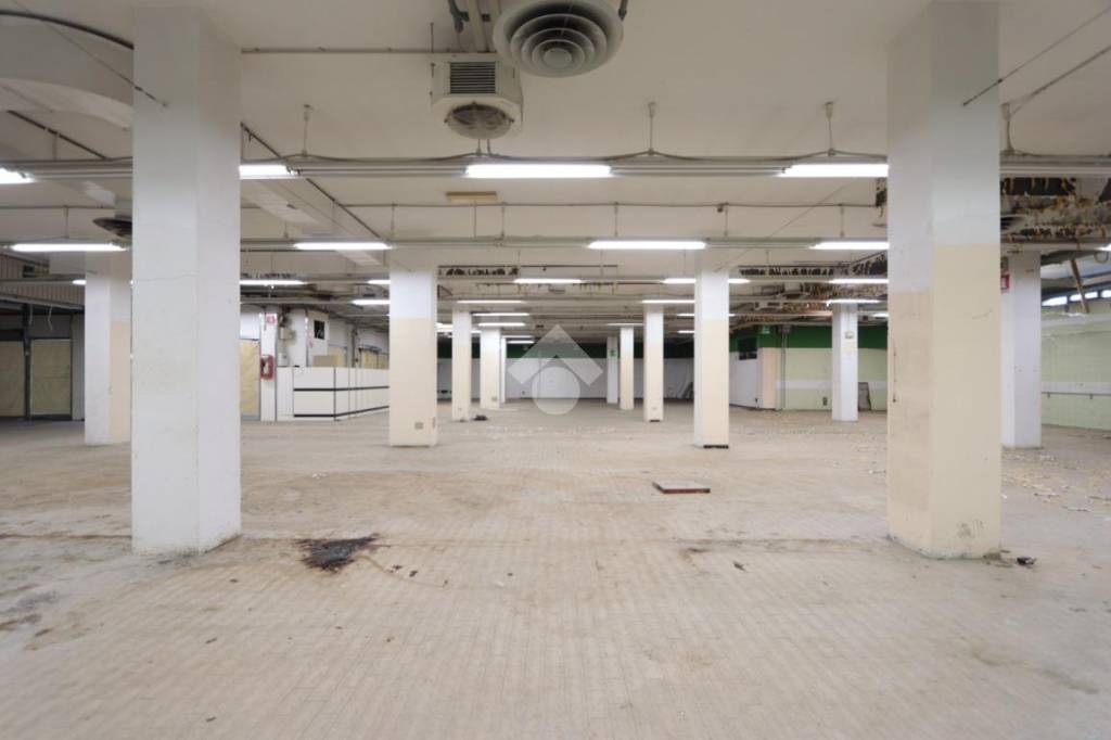 negozio in vendita ad Alessandria in zona Galimberti