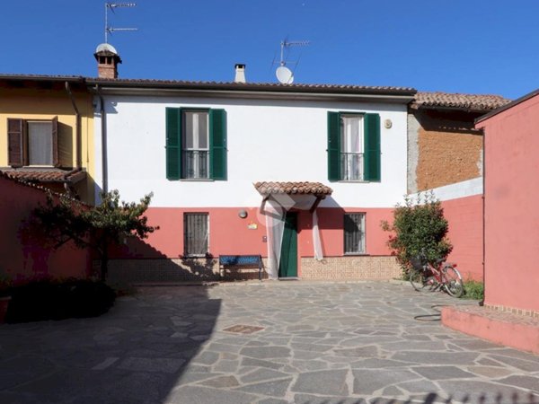 casa indipendente in vendita ad Alessandria in zona Mandrogne