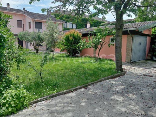 casa indipendente in vendita ad Alessandria in zona Cascinagrossa