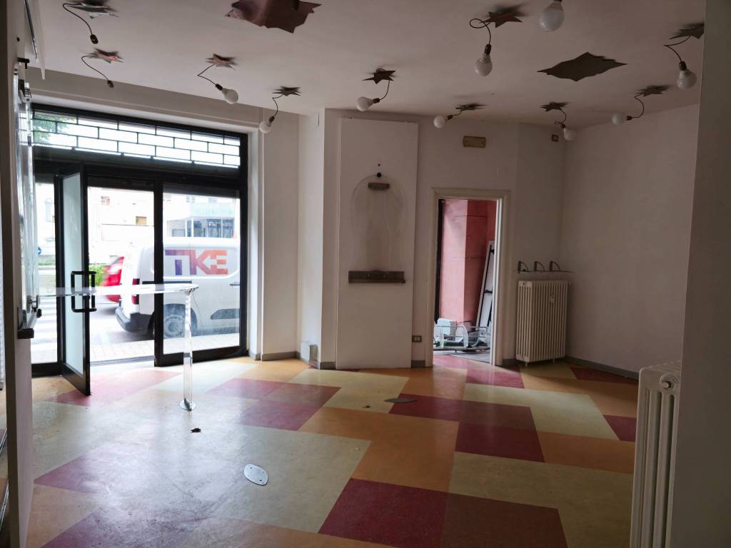 negozio in vendita ad Alessandria in zona Borgo Rovereto