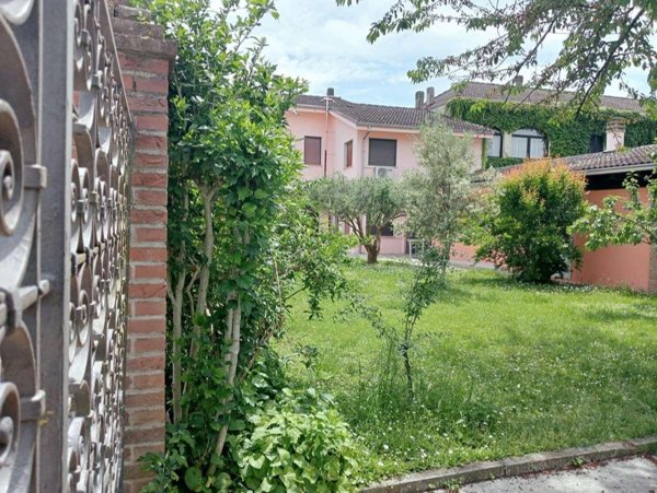 casa indipendente in vendita ad Alessandria in zona Cascinagrossa