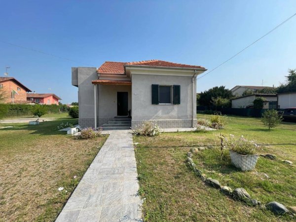casa indipendente in vendita ad Alessandria in zona Spinetta Marengo
