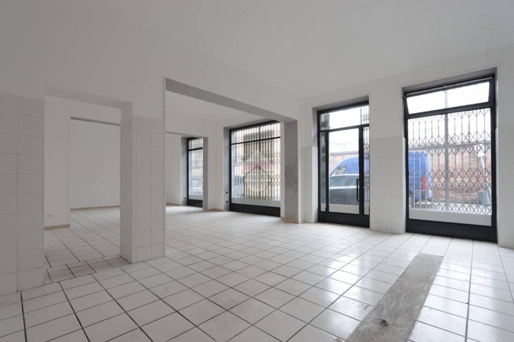 negozio in vendita ad Alessandria in zona Borgo Rovereto