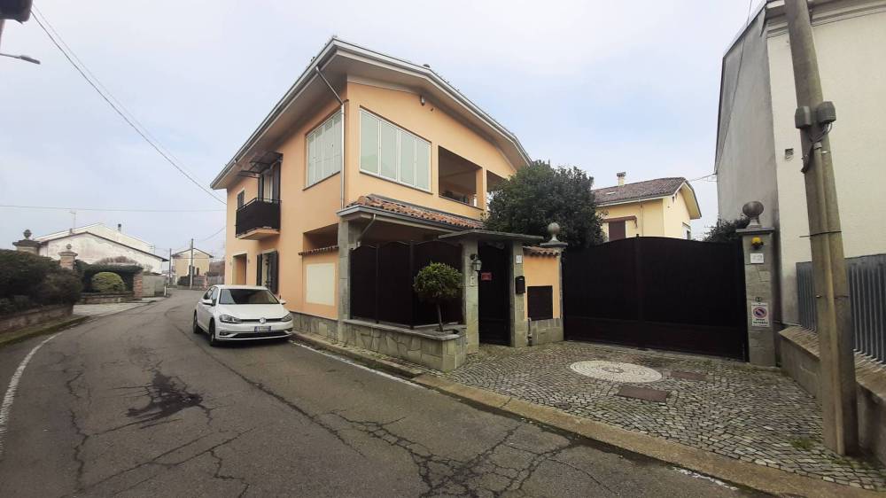 casa indipendente in vendita ad Alessandria in zona Mandrogne