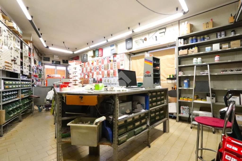 negozio in vendita ad Alessandria in zona Borgo Rovereto