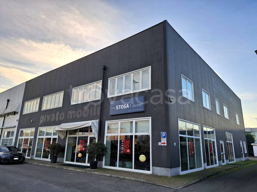 locale commerciale in vendita ad Alessandria in zona Valle San Bartolomeo