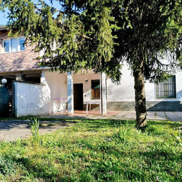 casa indipendente in vendita ad Alessandria in zona Mandrogne