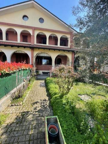 casa indipendente in vendita ad Alessandria in zona Lobbi