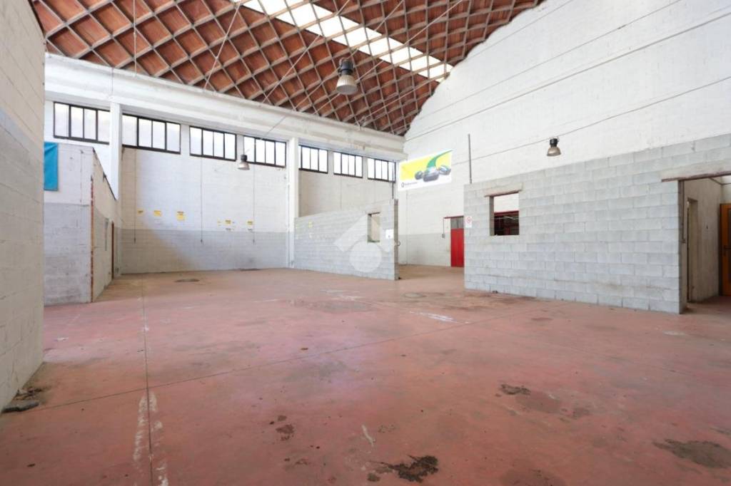 locale commerciale in vendita ad Alessandria in zona Orti