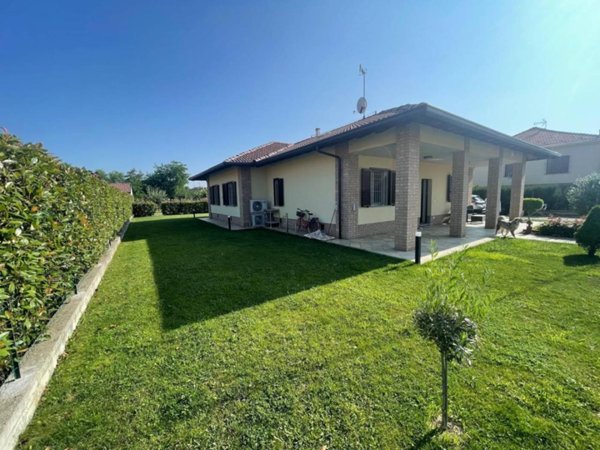 casa indipendente in vendita ad Alessandria in zona San Giuliano Vecchio