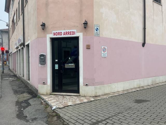 negozio in vendita ad Alessandria in zona Il Cristo