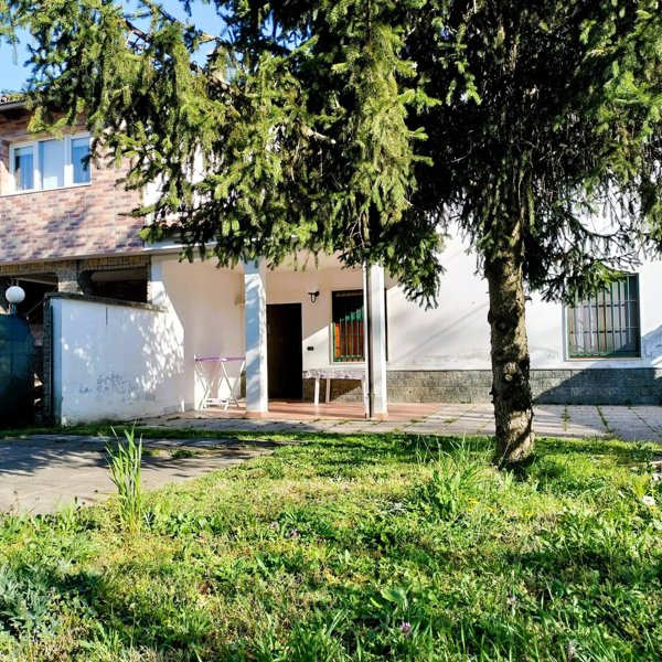 casa indipendente in vendita ad Alessandria in zona Mandrogne