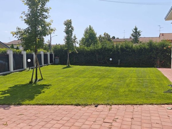 casa indipendente in vendita ad Alessandria in zona Cascinagrossa