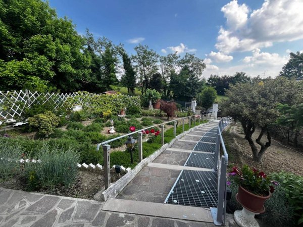 casa indipendente in vendita ad Alessandria in zona Valmadonna