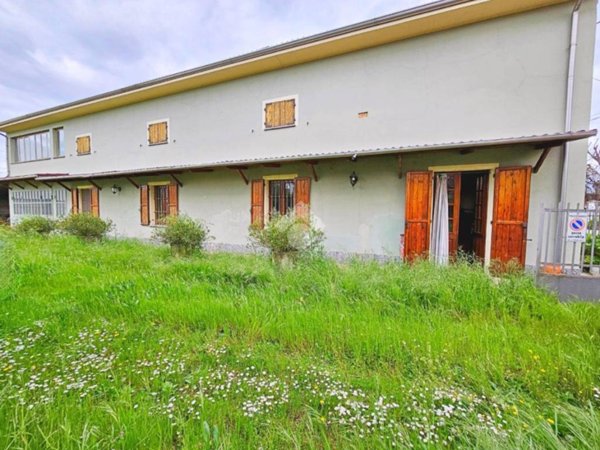 casa indipendente in vendita ad Alessandria in zona Mandrogne