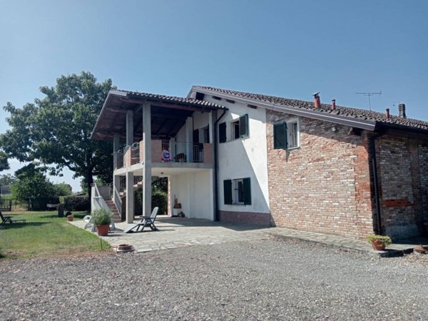casa indipendente in vendita ad Alessandria in zona Mandrogne