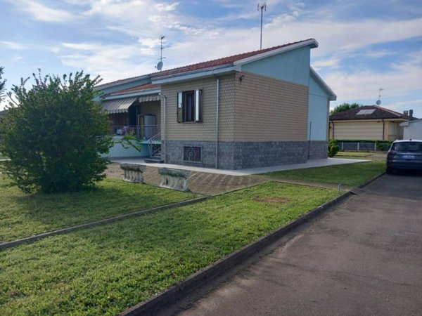 casa indipendente in vendita ad Alessandria in zona San Giuliano Nuovo