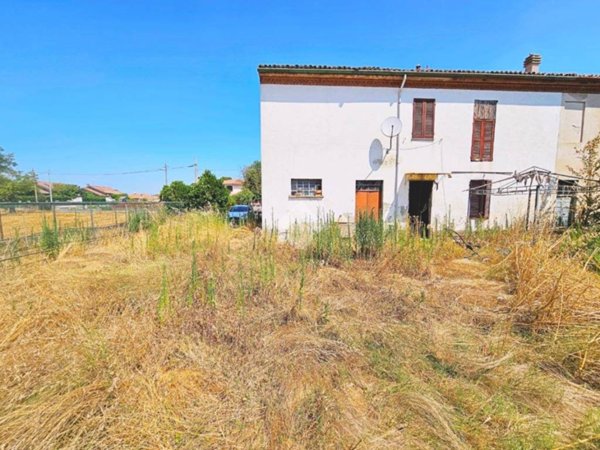 casa indipendente in vendita ad Alessandria in zona Cascinagrossa