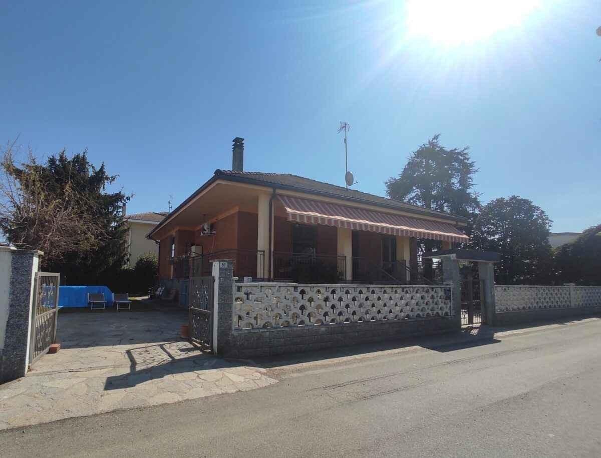 casa indipendente in vendita ad Alessandria in zona Casalbagliano