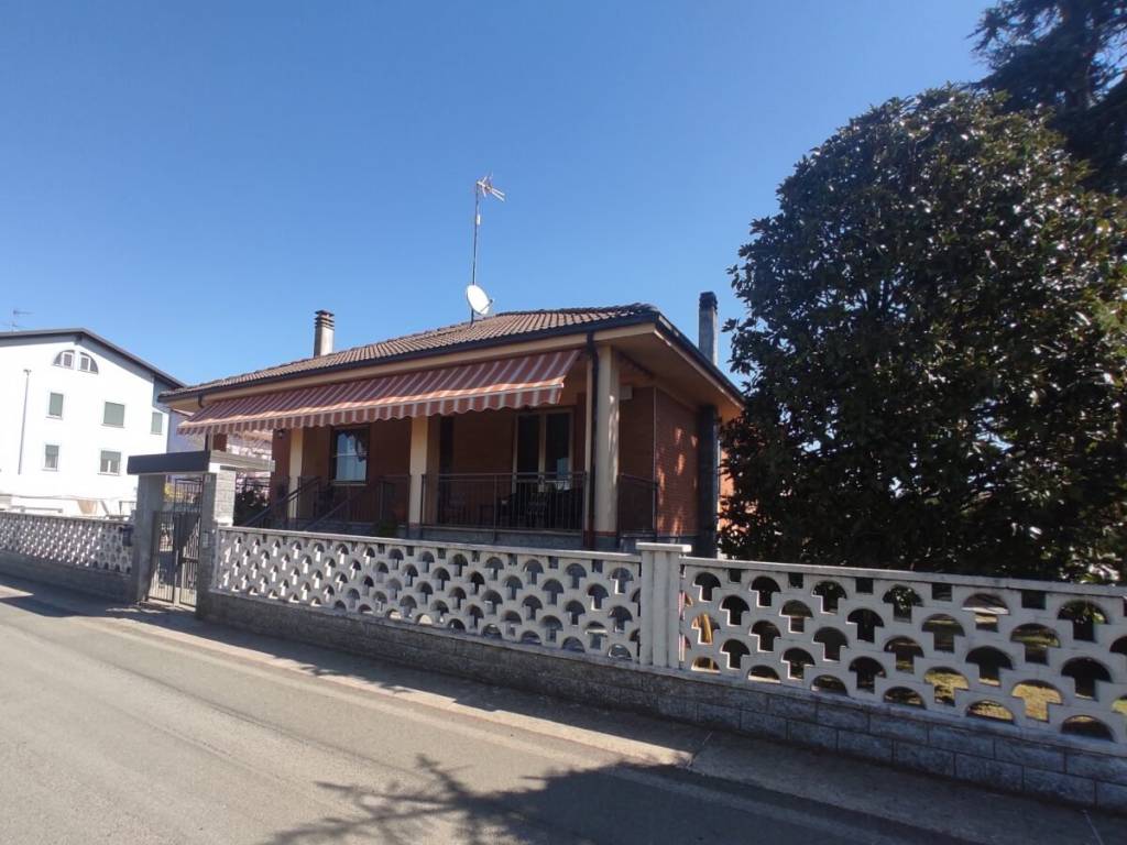 casa indipendente in vendita ad Alessandria in zona Casalbagliano