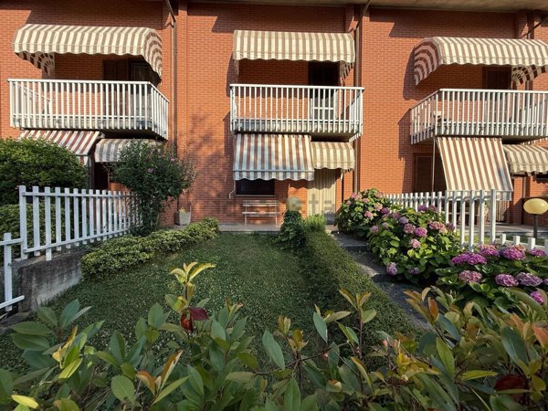 casa indipendente in vendita ad Alessandria in zona Orti