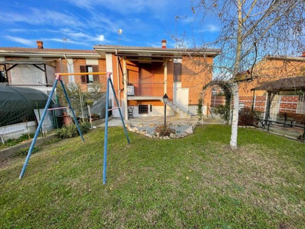 casa indipendente in vendita ad Alessandria in zona Casalbagliano