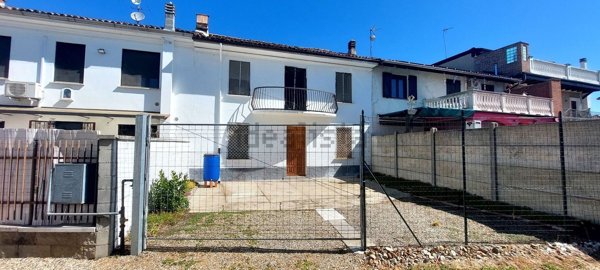 casa indipendente in vendita ad Alessandria in zona Lobbi