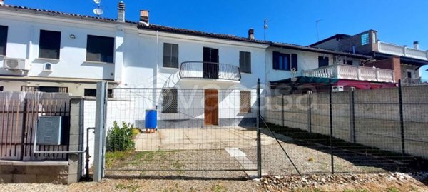 casa indipendente in vendita ad Alessandria in zona Lobbi
