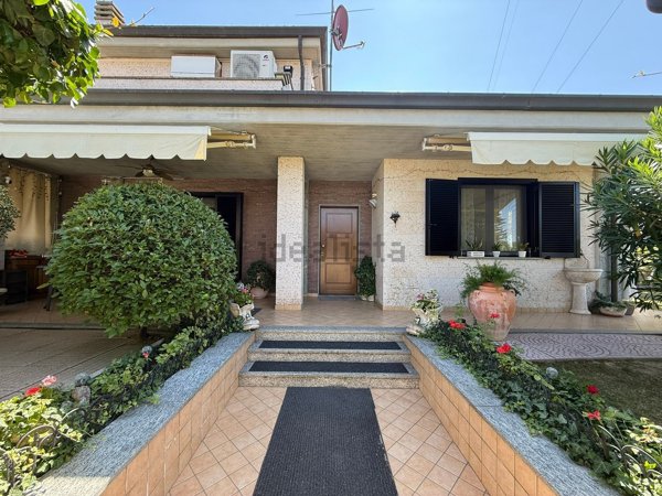 casa indipendente in vendita ad Alessandria in zona Casalbagliano