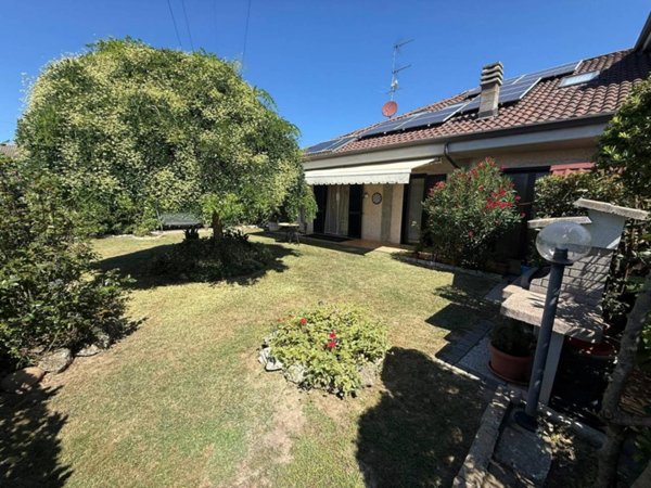 casa indipendente in vendita ad Alessandria in zona Casalbagliano