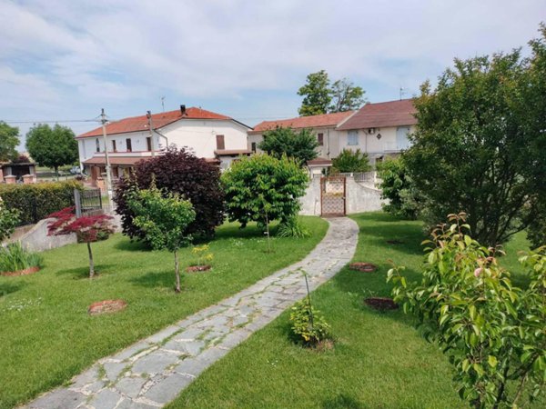 casa indipendente in vendita ad Alessandria in zona Mandrogne