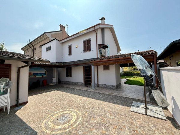 casa indipendente in vendita ad Alessandria in zona Casalbagliano