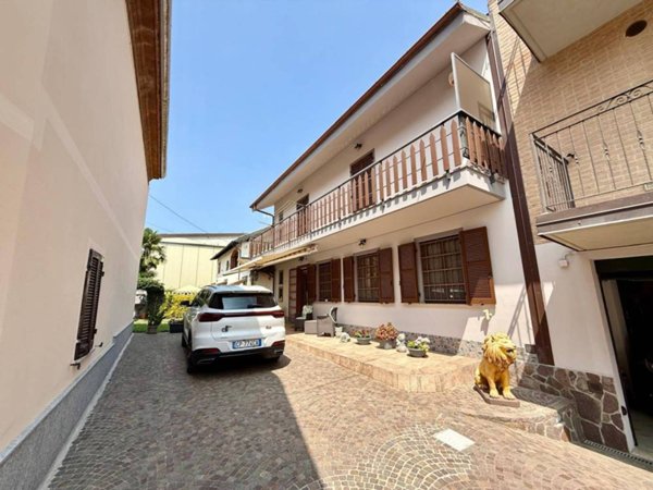 casa indipendente in vendita ad Alessandria in zona Casalbagliano