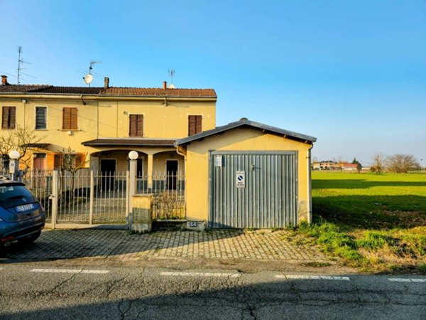 casa indipendente in vendita ad Alessandria in zona Mandrogne