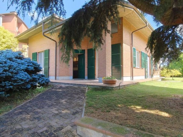 casa indipendente in vendita ad Alessandria in zona Casalbagliano