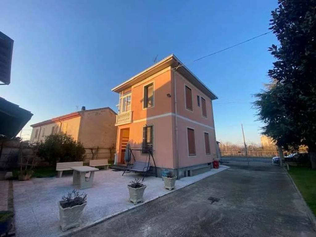 casa indipendente in vendita ad Alessandria in zona San Giuliano Vecchio