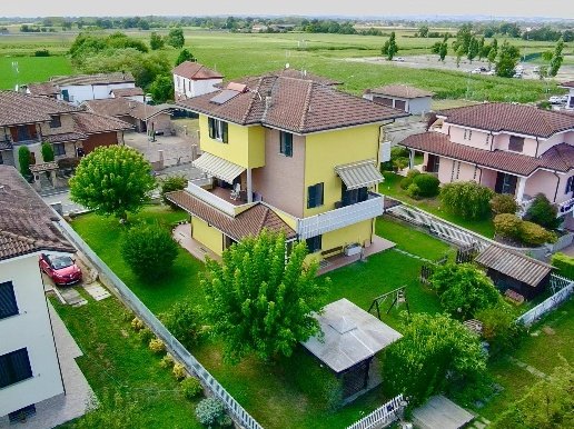 casa indipendente in vendita ad Alessandria in zona Cabanette