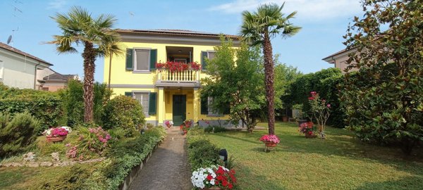 casa indipendente in vendita ad Alessandria in zona Valmadonna