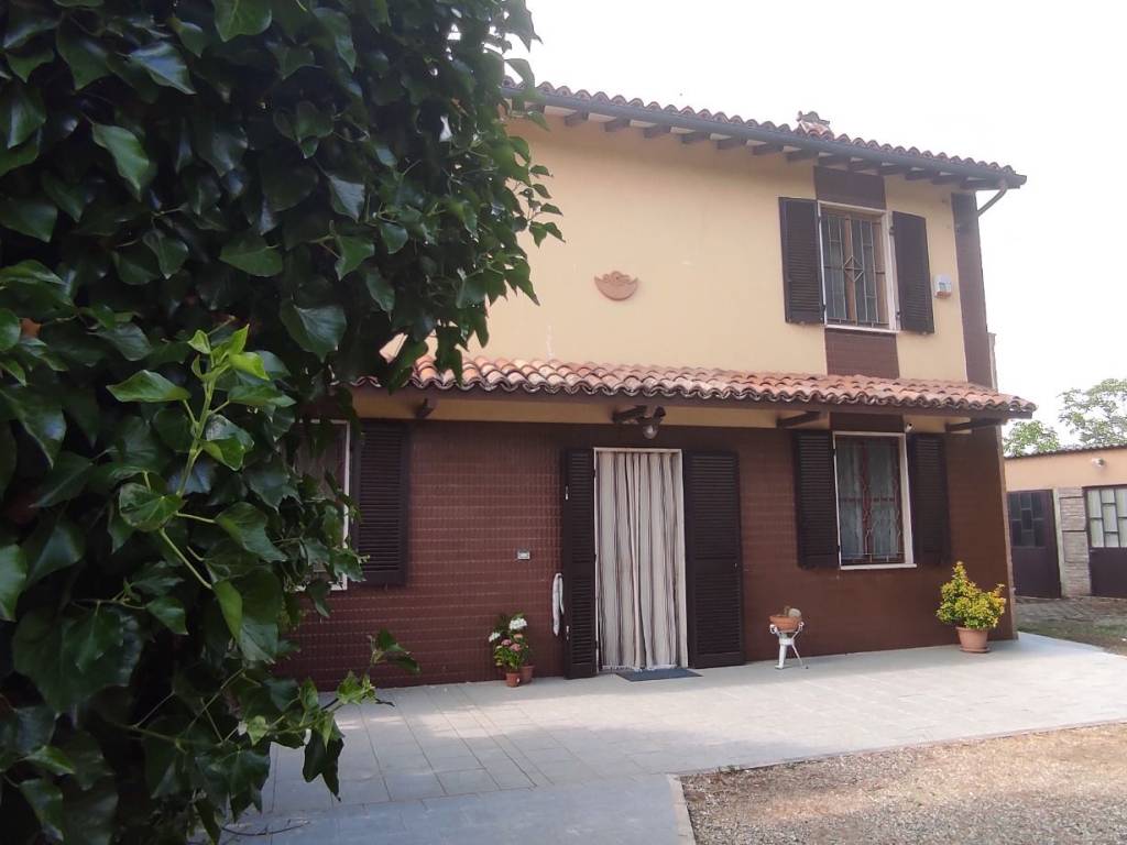 casa indipendente in vendita ad Alessandria in zona Lobbi