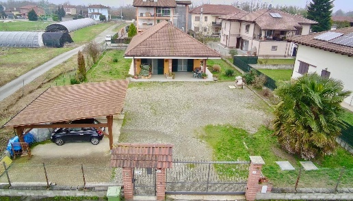 casa indipendente in vendita ad Alessandria in zona Cabanette