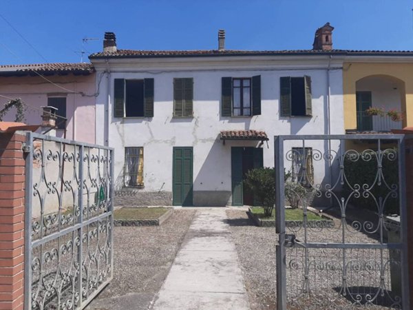 casa indipendente in vendita ad Alessandria in zona Lobbi