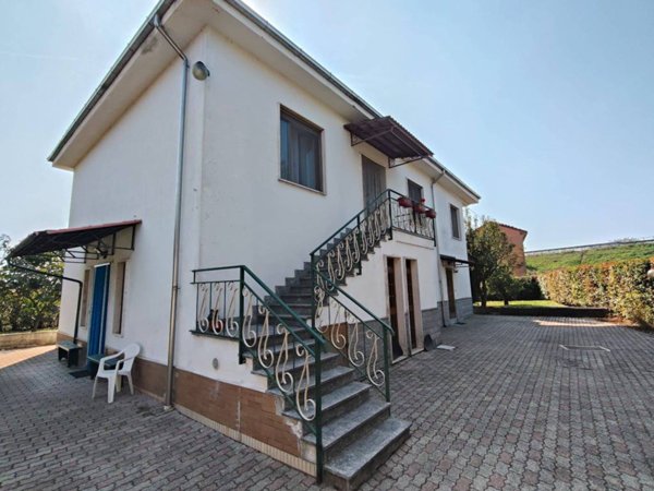 casa indipendente in vendita ad Alessandria in zona Casalbagliano
