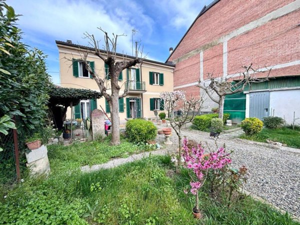 casa indipendente in vendita ad Alessandria in zona Orti