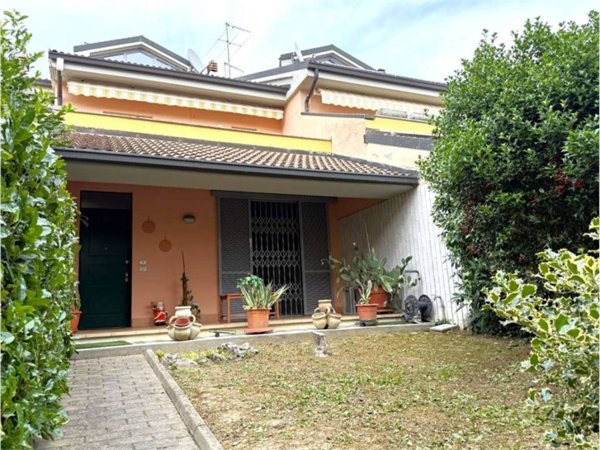casa indipendente in vendita ad Alessandria in zona Orti