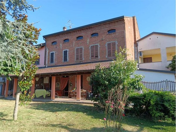 casa indipendente in vendita ad Alessandria in zona Casalbagliano