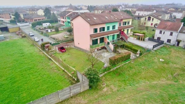 casa indipendente in vendita ad Alessandria in zona Casalbagliano