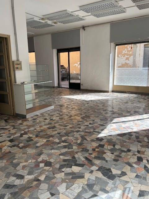 negozio in vendita ad Alessandria
