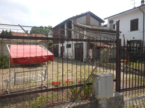 casa indipendente in vendita ad Alessandria in zona Cabanette